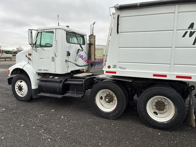 Image of International 8100 equipment image 4