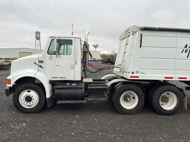 Image of International 8100 equipment image 3