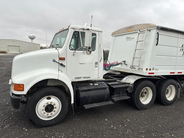 Image of International 8100 equipment image 2