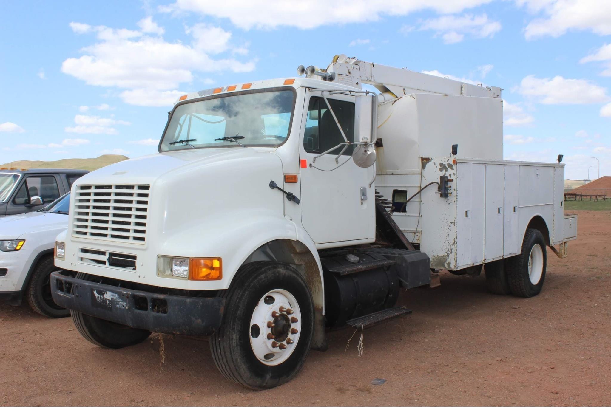 1995 International 8100 Equipment Image0
