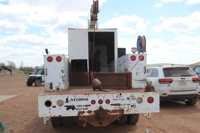 Image of International 8100 equipment image 4