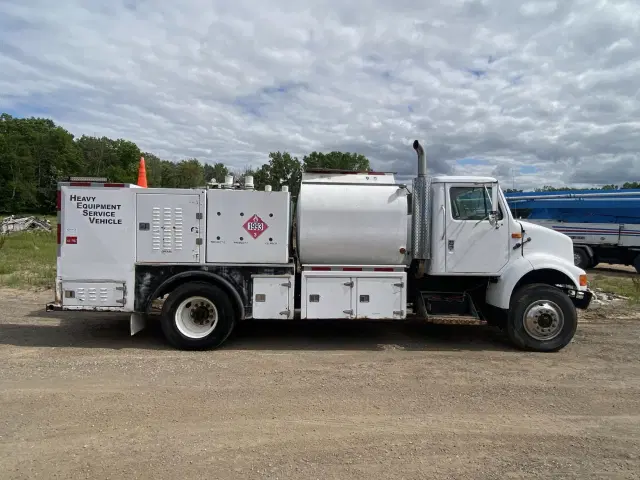 Image of International 8100 equipment image 4