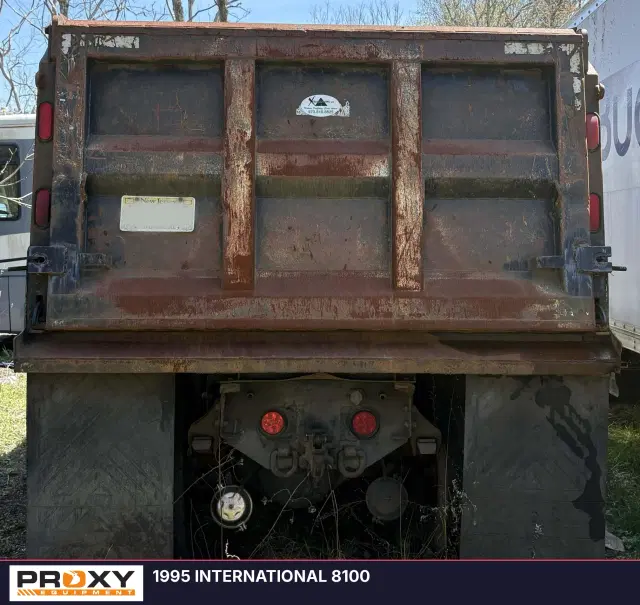 Image of International 8100 equipment image 3