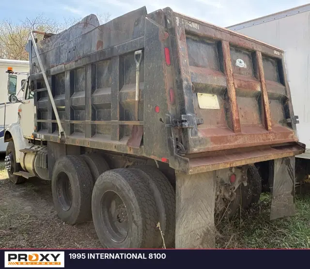 Image of International 8100 equipment image 2