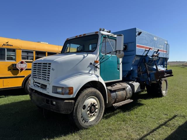 Image of International 8100 equipment image 1