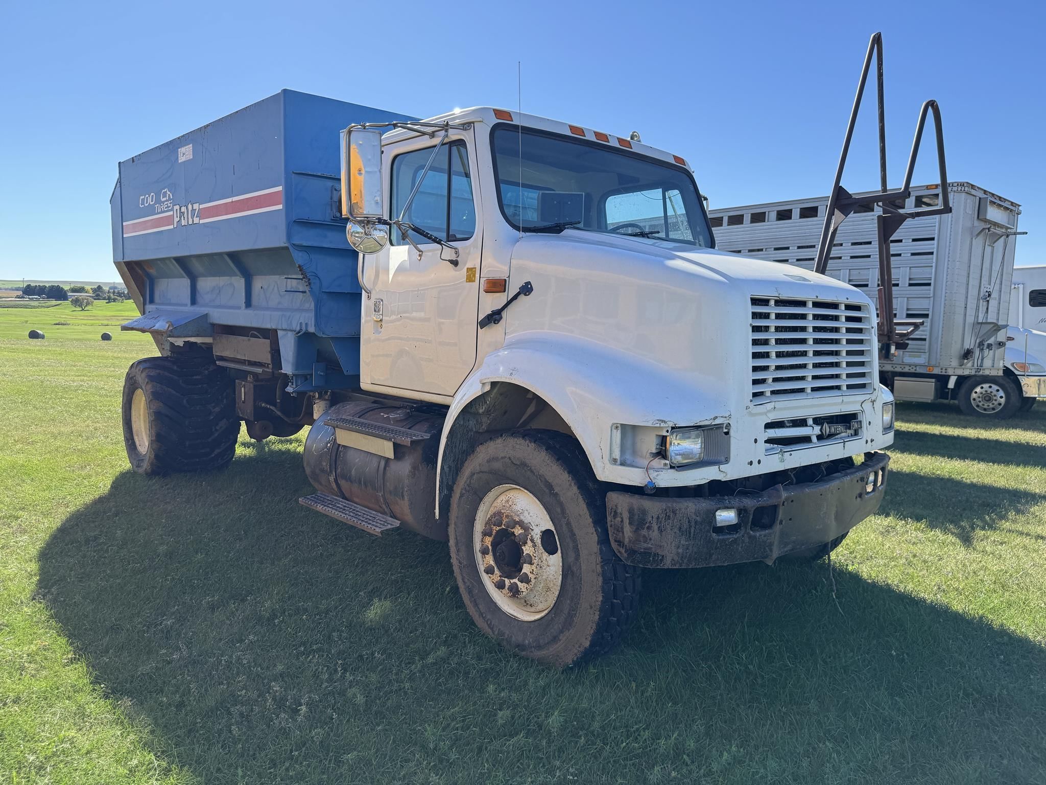 1995 International 8100 Equipment Image0