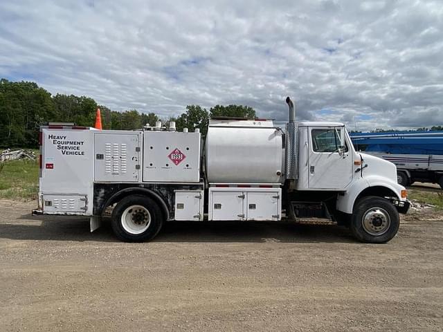 Image of International 8100 equipment image 4