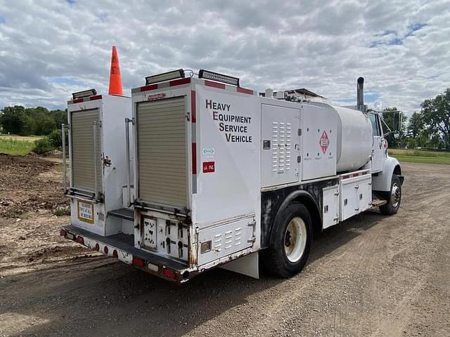 Image of International 8100 equipment image 3