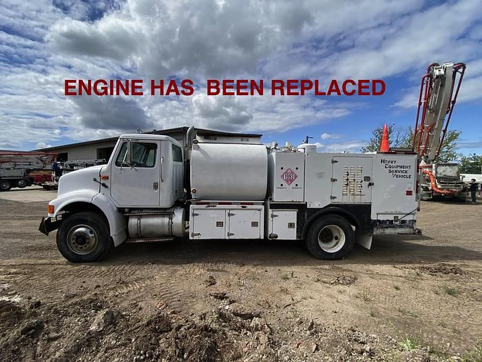 1995 International 8100 Equipment Image0