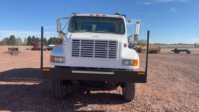 Image of International 8100 equipment image 1