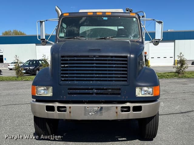 Image of International 8100 equipment image 1
