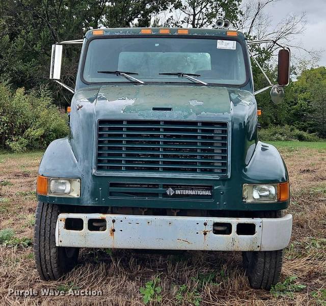 Image of International 8100 equipment image 1