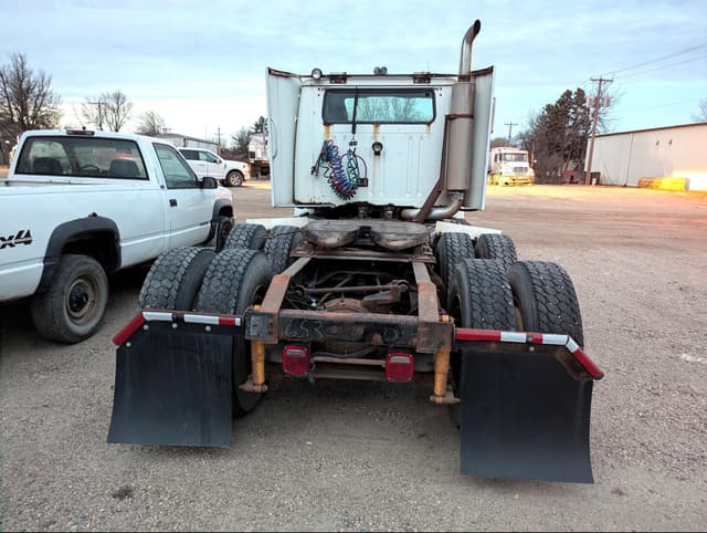 Image of International 8200 equipment image 3