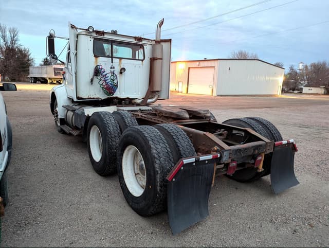 Image of International 8200 equipment image 2