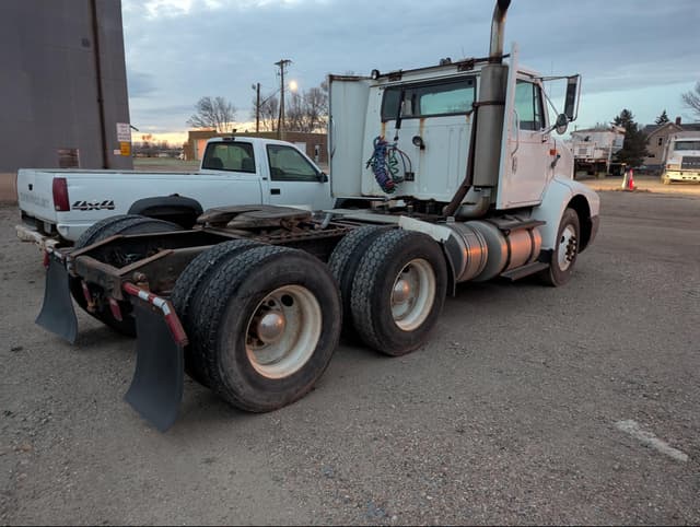 Image of International 8200 equipment image 4