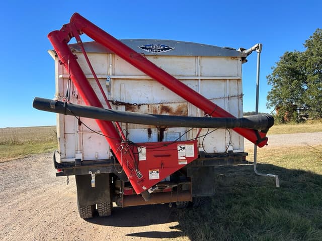 Image of International 8200 equipment image 3