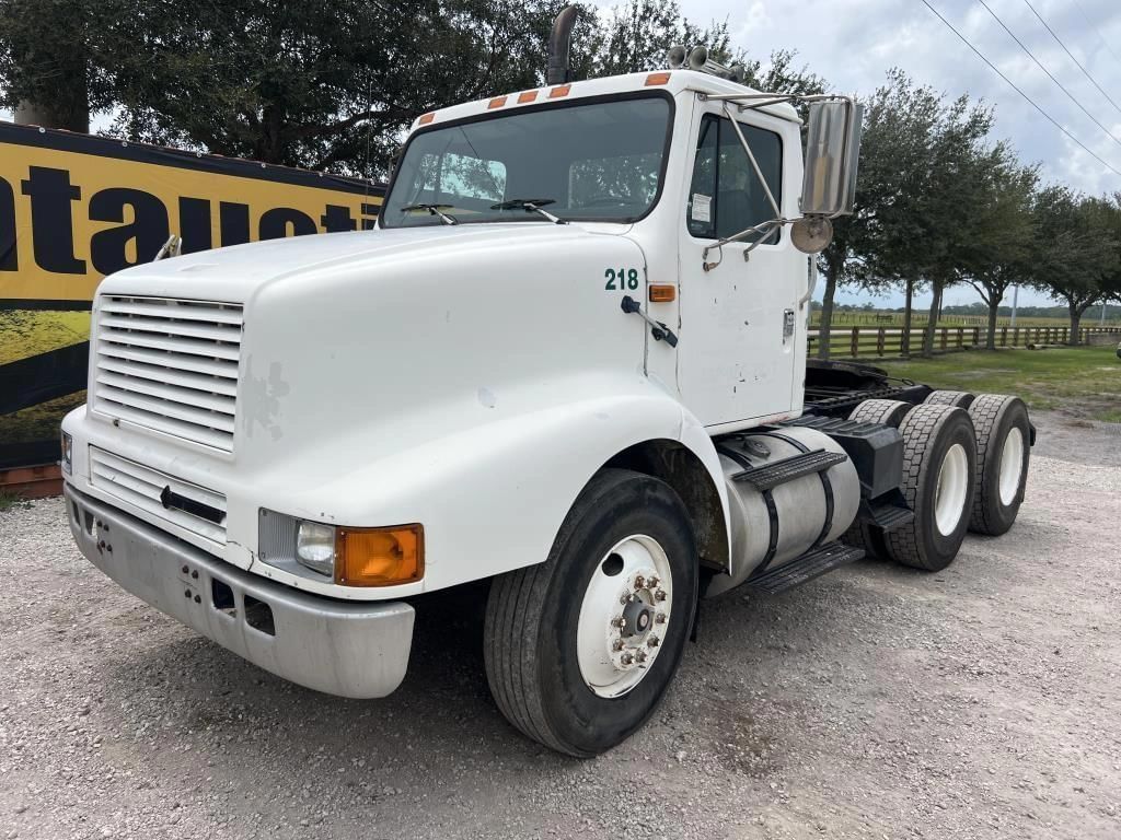 1995 International 8200 Equipment Image0