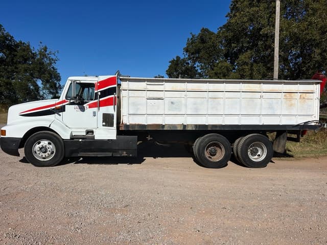 Image of International 8200 equipment image 1