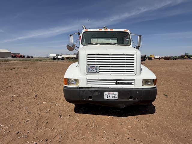 Image of International 8200 equipment image 3