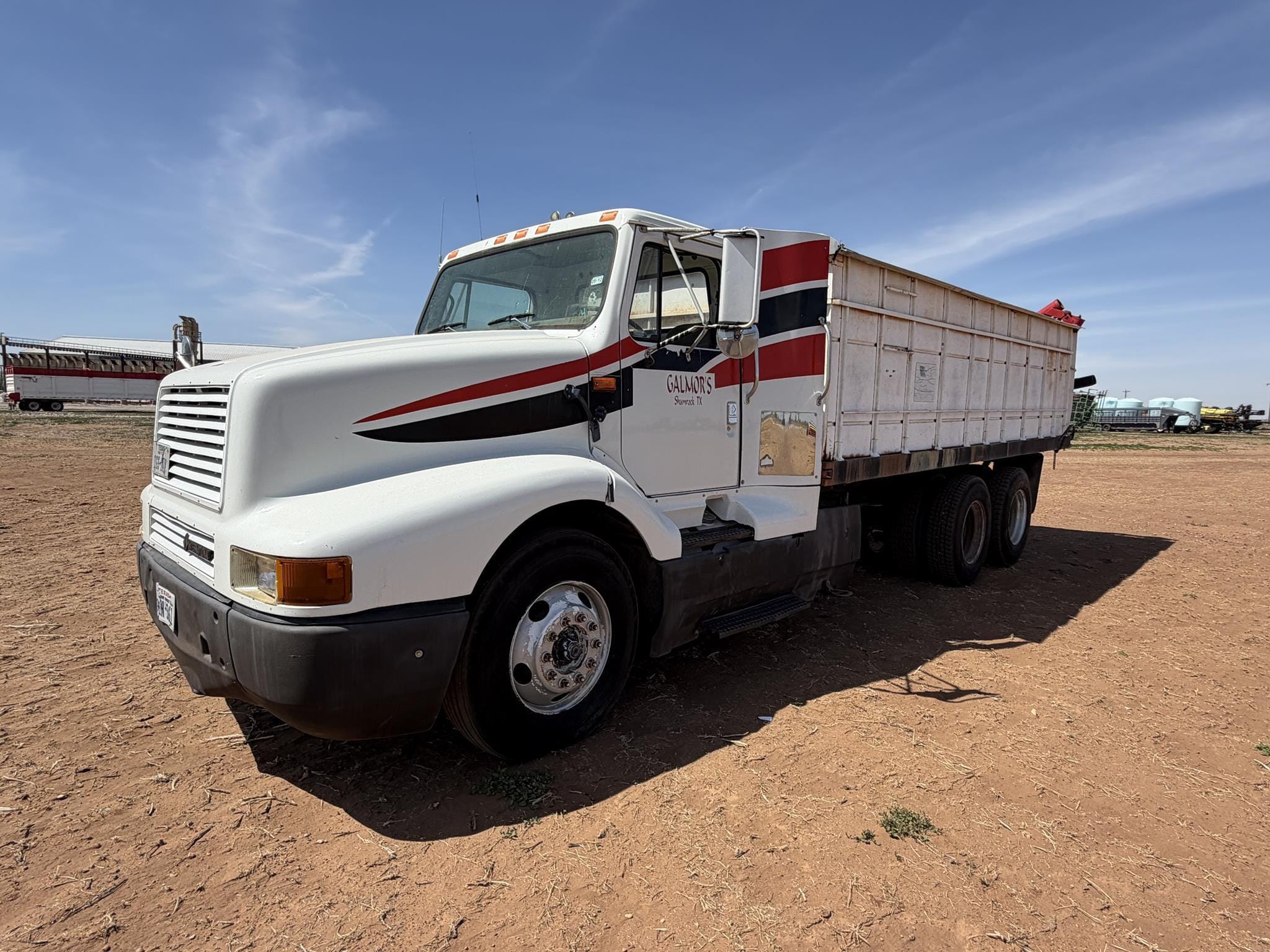 1995 International 8200 Equipment Image0