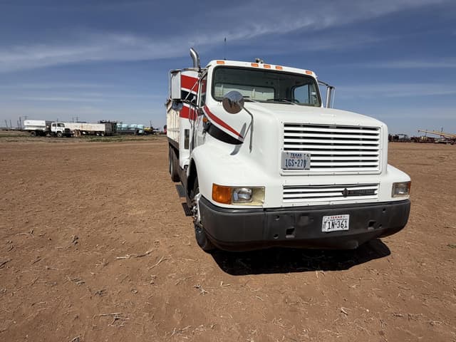 Image of International 8200 equipment image 4