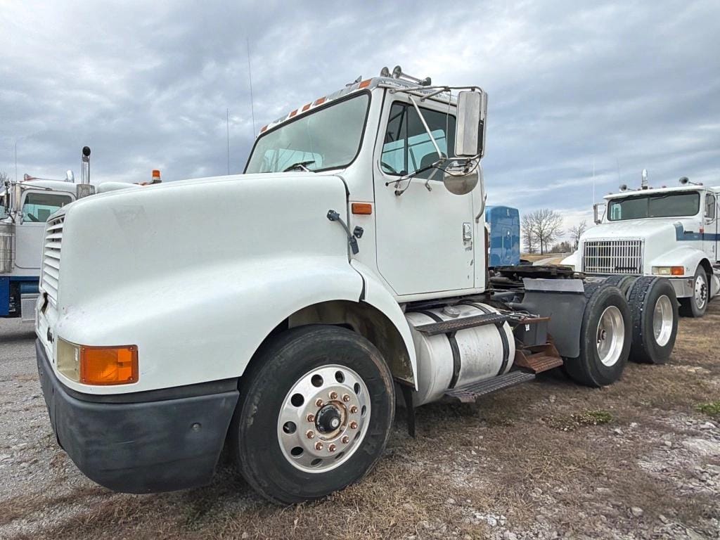 1995 International 8200 Equipment Image0