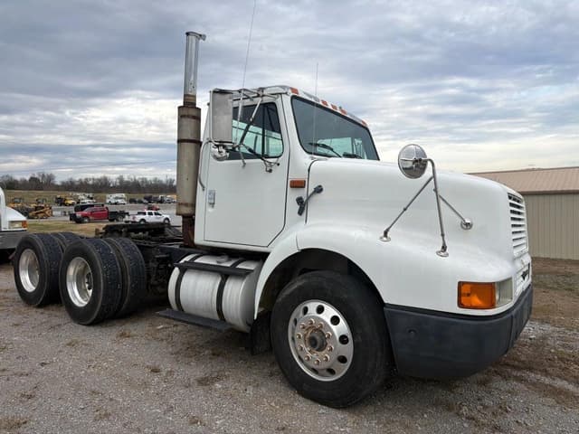 Image of International 8200 equipment image 2