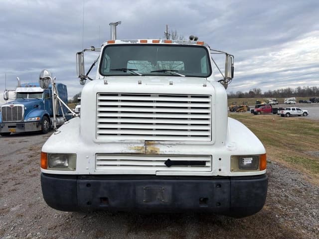 Image of International 8200 equipment image 1