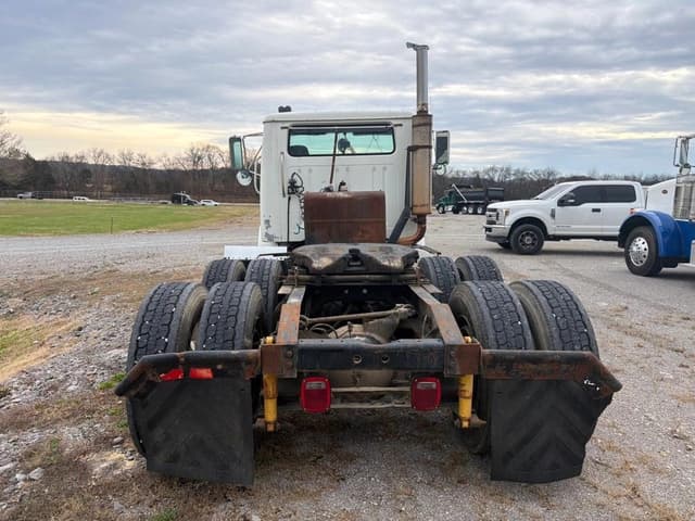 Image of International 8200 equipment image 4