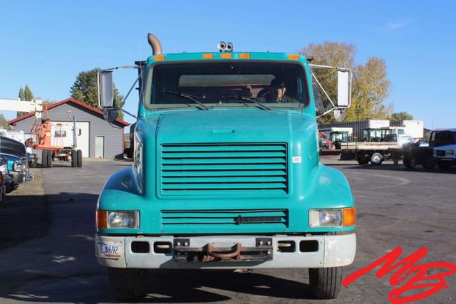 Image of International 8200 equipment image 1