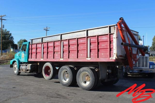 Image of International 8200 equipment image 4