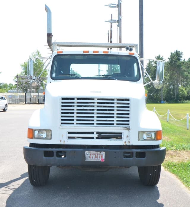 Image of International Navistar 8100 equipment image 2