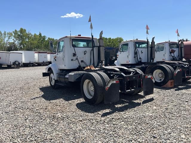 Image of International 8200 equipment image 3