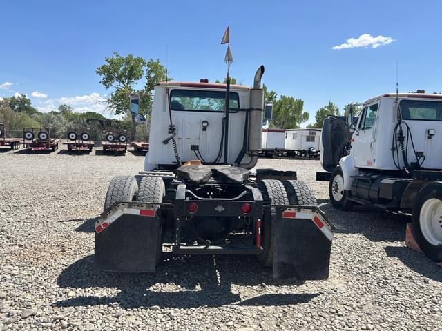 Image of International 8200 equipment image 4