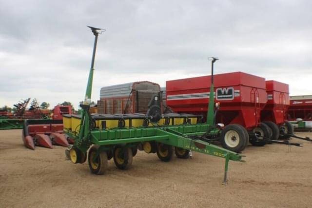 Image of John Deere 7200 equipment image 1