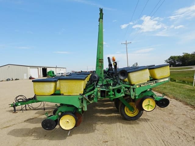 Image of John Deere 7200 equipment image 1