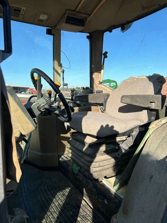 Image of John Deere 6400 equipment image 1