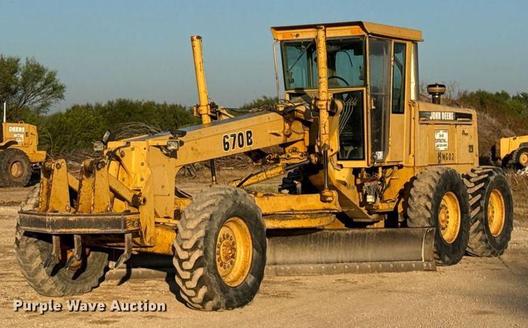 1995 John Deere 670B Equipment Image0