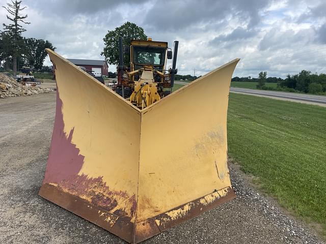 Image of John Deere 672B equipment image 1
