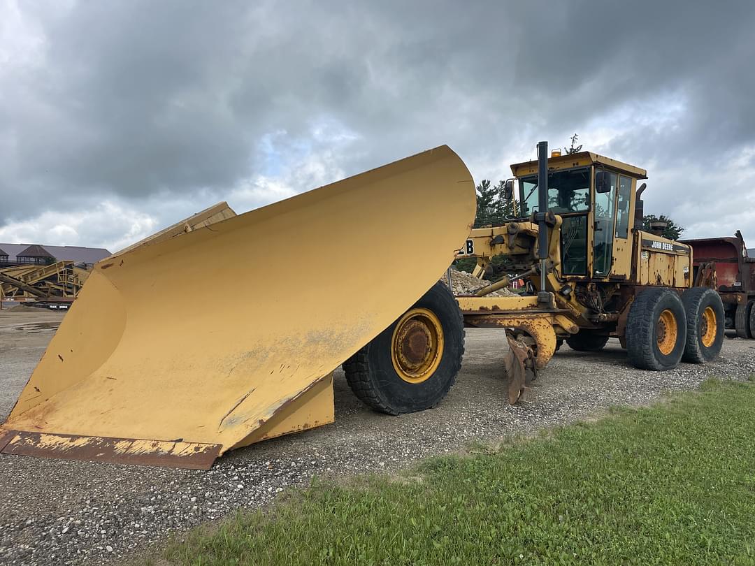 Image of John Deere 672B Primary image