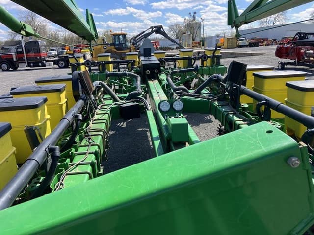 Image of John Deere 7200 equipment image 4