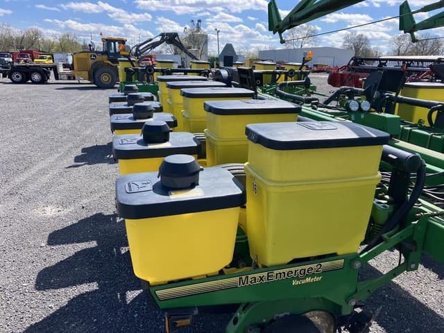 Image of John Deere 7200 equipment image 2