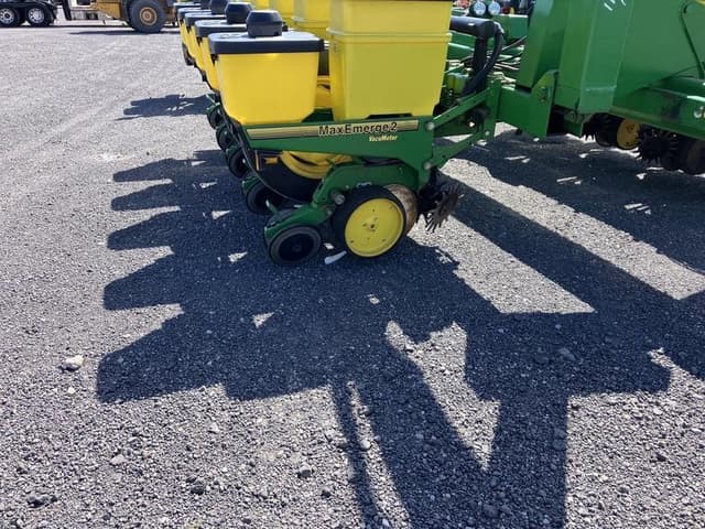 Image of John Deere 7200 equipment image 1