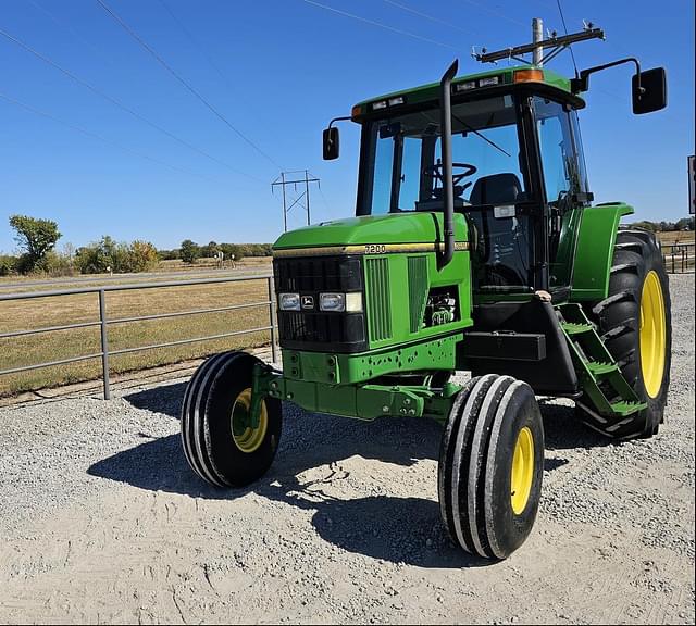 Image of John Deere 7200 equipment image 1