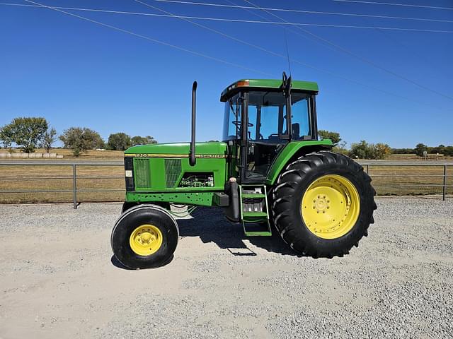 Image of John Deere 7200 equipment image 3