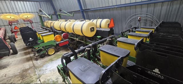 Image of John Deere 7200 equipment image 1