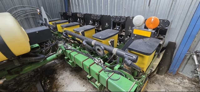 Image of John Deere 7200 equipment image 2