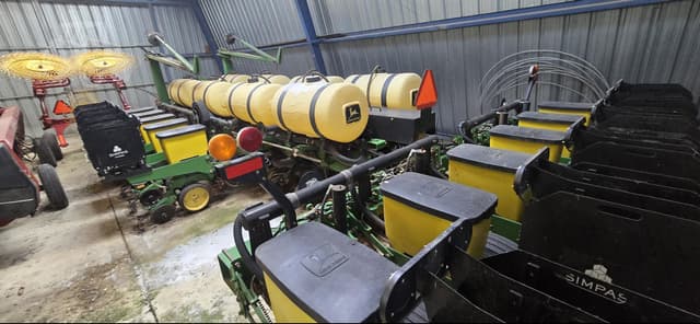 Image of John Deere 7200 equipment image 1