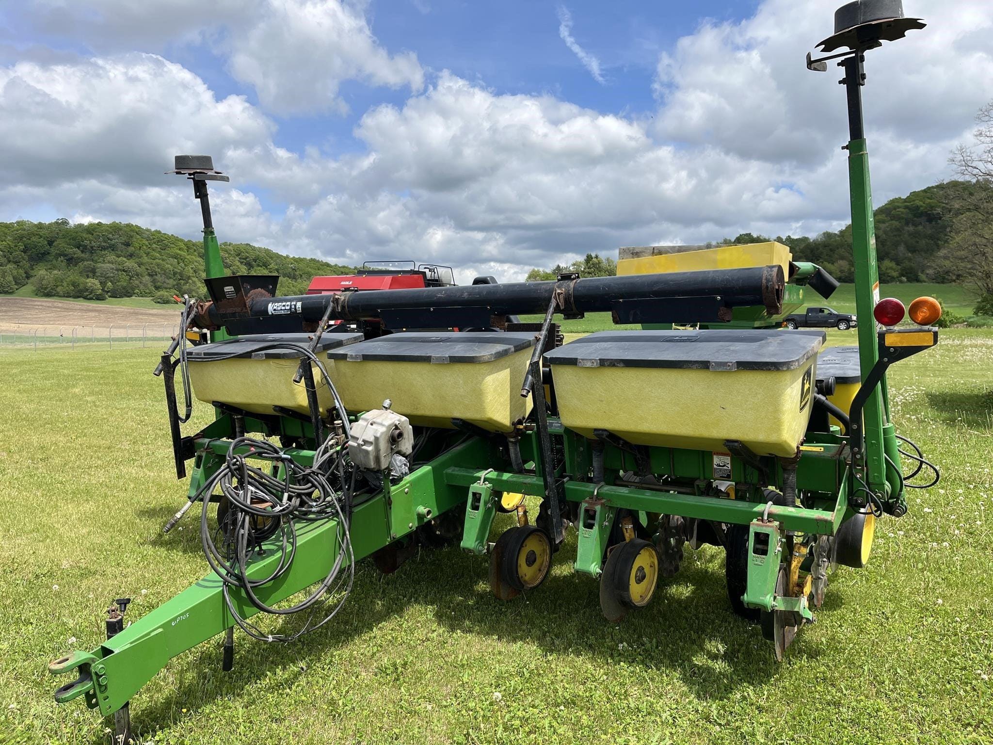 1995 John Deere 7200 Equipment Image0
