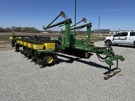 Image of John Deere 7200 equipment image 1